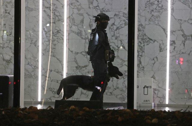Opsadno stanje u Zagrebu: Antiteroristièke jedinice s psima u zgradi u kojoj živi Kolinda Grabar Kitaroviæ