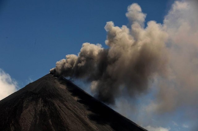 Vulkan zasuo pepelom pet ekvadorskih provincija VIDEO