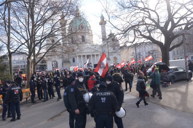 Blokiran centar Beča - protest i kontraprotest VIDEO