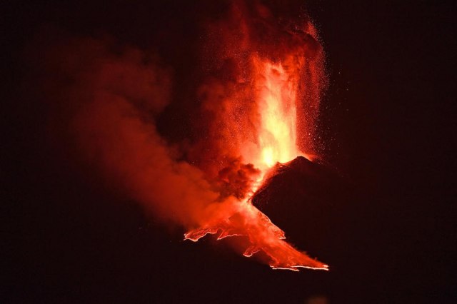 Spektakularna erupcija vulkana Etna FOTO