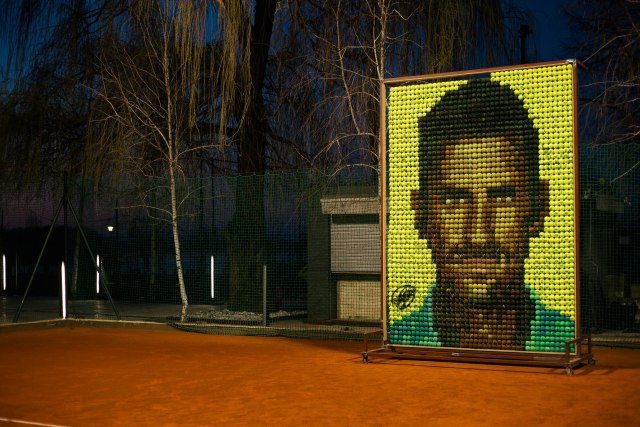 Veliki portret od teniskih loptica u čast Novaka osvanuo na Dorćolu FOTO/VIDEO