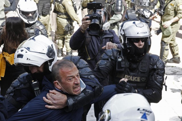 Sukobi na ulicama Atine: "Policija napadnuta iz èista mira, bez ikakve provokacije" FOTO
