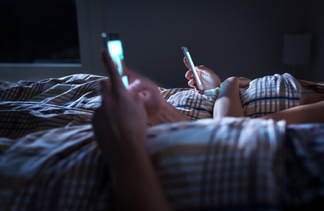 Zašto da ne nosite telefon u krevet (i mali savet za večeras)