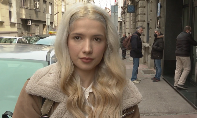 "Trojica u bazenu muèe devojku, a èetvrti snima"; Raskrinkala grupu, pa dobila pretnje