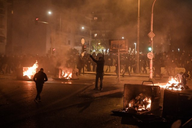 Neredi na ulicama Atine: Molotovljevi kokteli bačeni na policajce; Uhapšeno 10 osoba VIDEO/FOTO