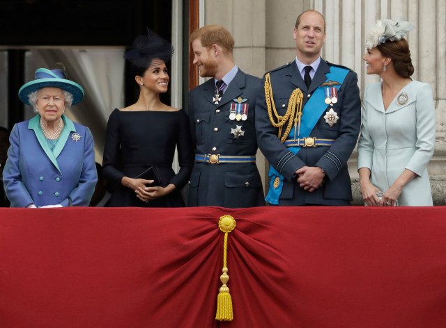 Britanski dvor æuti - javnost podeljena; Kraljica odbila da potpiše saopštenje