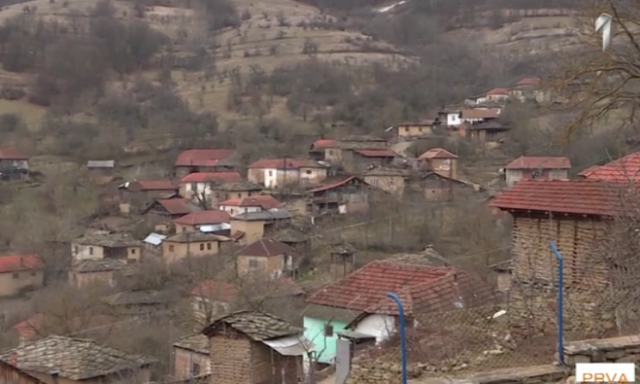 Selo samaca u Srbiji: Kuće prazne i zaključane, a ljudi se okupljaju jedino na sahranama VIDEO