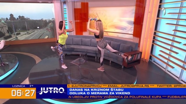 Fitnes instruktorke majka i æerka pokazuju jednostavne vežbe za rad kod kuæe VIDEO