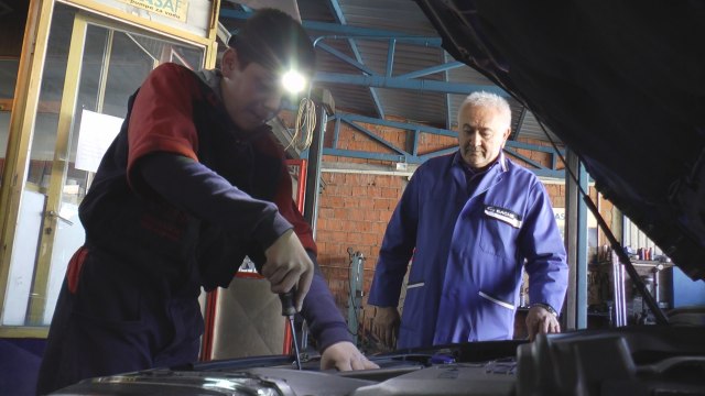 Najmlaði automehanièar u Srbiji: Ima samo 13 godina, a zna više od mnogo starijih FOTO/VIDEO