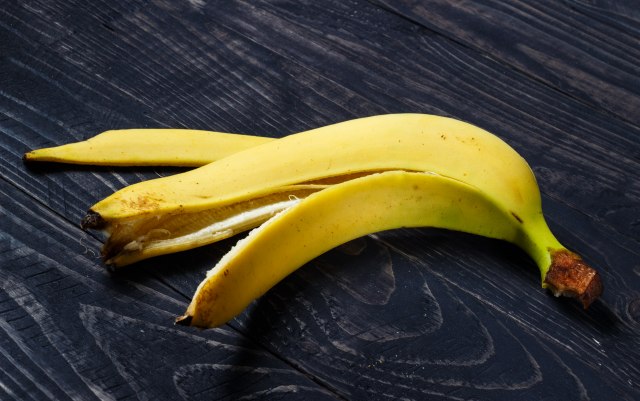 Svi je bacaju, a ona pozitivno utiče na zdravlje: Uključite koru od banane u ishranu