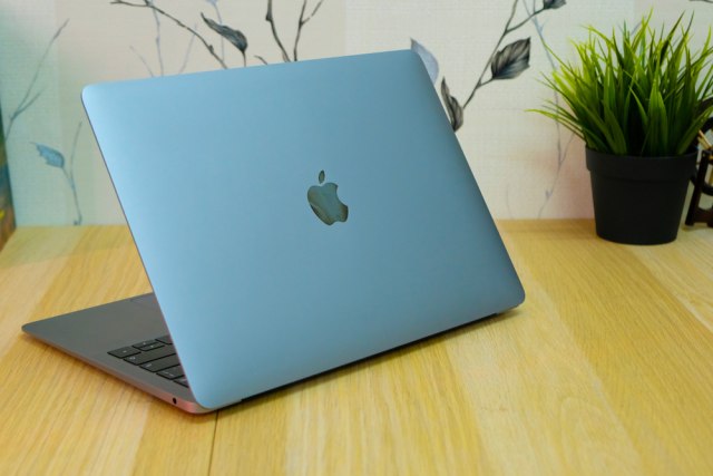 Intel "bocnuo" Apple - uporedili svoj laptop i MacBook VIDEO