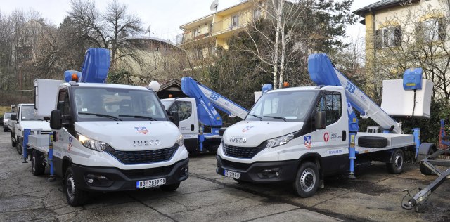 JKP "Javno osvetljenje" dobilo tri vozila na prirodni gas FOTO
