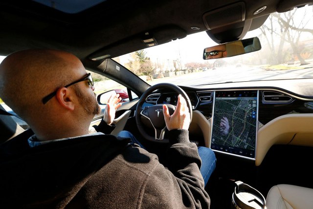 Amerièke vlasti istražuju Teslin autopilot zbog 23 sumnjive nesreæe
