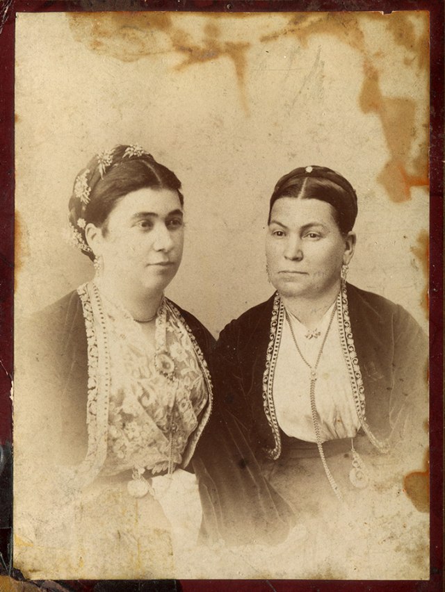 Moda dama u Srbiji s kraja 19. veka: Libade, tepeluk, medaljoni...