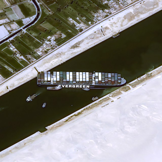 Pramcem zaorao obalu: Gigantski teretnjak još blokira Suecki kanal FOTO