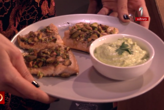 Idealan posni recept: Sos i salata uz losos pastrmku VIDEO