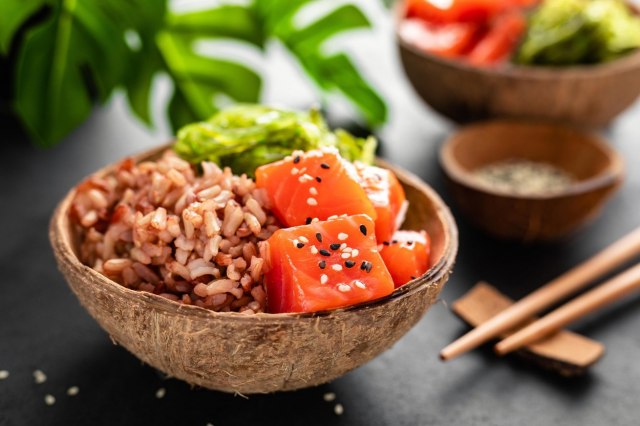 Zdravo i spremno za 15 minuta: Salata sa pirinčem i lososom