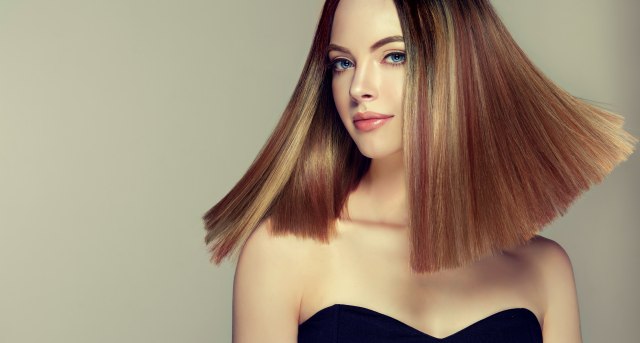 Priodan način za dobijanje svetlijih pramenova u tamnoj kosi