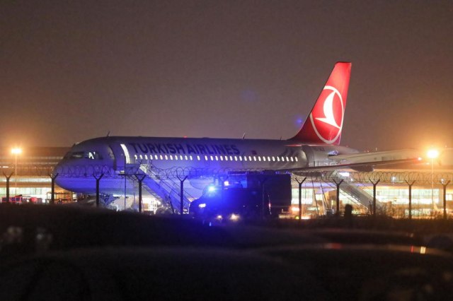 Avion u Varšavi evakuisan zbog dojave o bombi FOTO