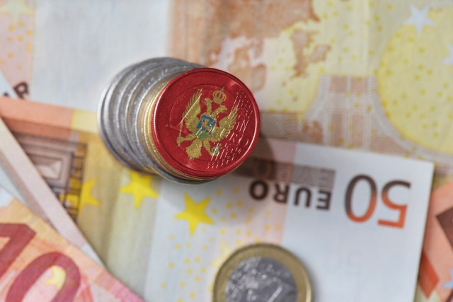 Svaki šesti Crnogorac zakupljuje na crno: "Veæina radi za 300 - plaæaju stan 200 evra"