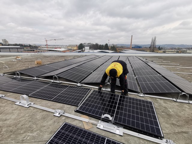 Solarna elektrana na krovu zgrade u Čačku: Energija iz obnovljivih izvora za dvanaest kompanija