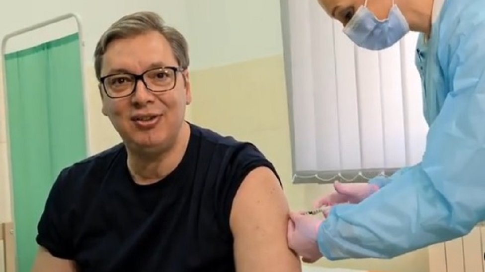 Korona virus i Srbija: Vuèiæ zavrnuo rukav i primio kinesku vakcinu - "Super sam, nisam ni osetio"