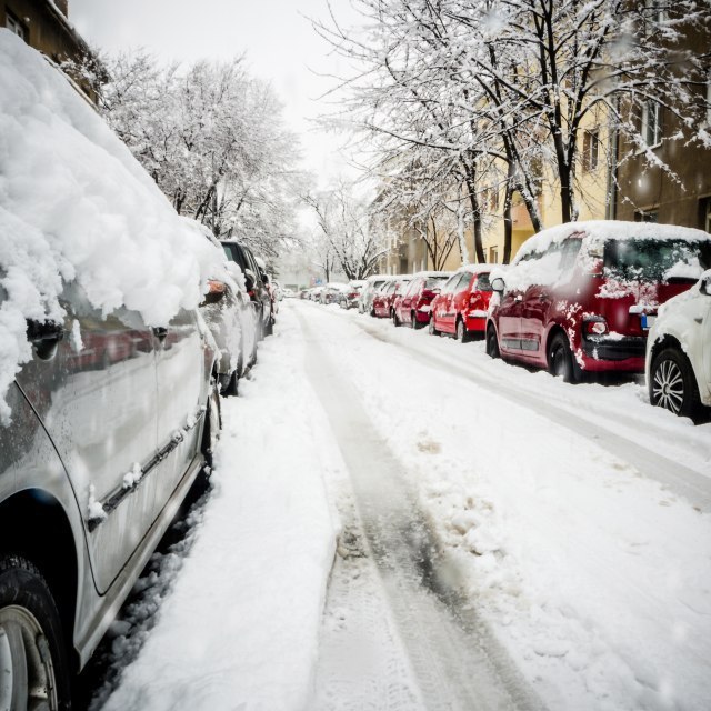 Kragujevčani od jutros skidali sneg sa automobila