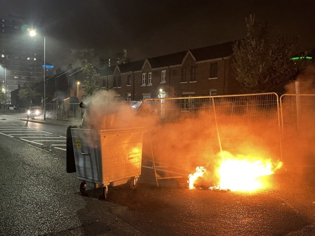 Burno u Belfastu: Zapaljen oteti autobus, kamenjem na policiju