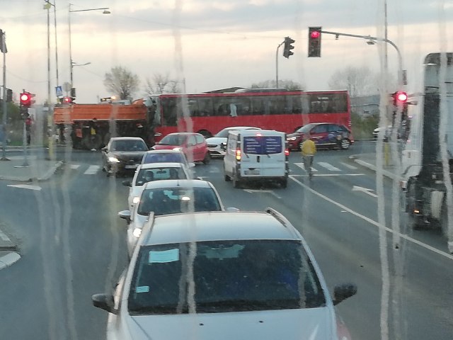 Teška saobraæajna nesreæa kod Železnika: Sudarili se autobus i kamion, troje prevezeno na VMA