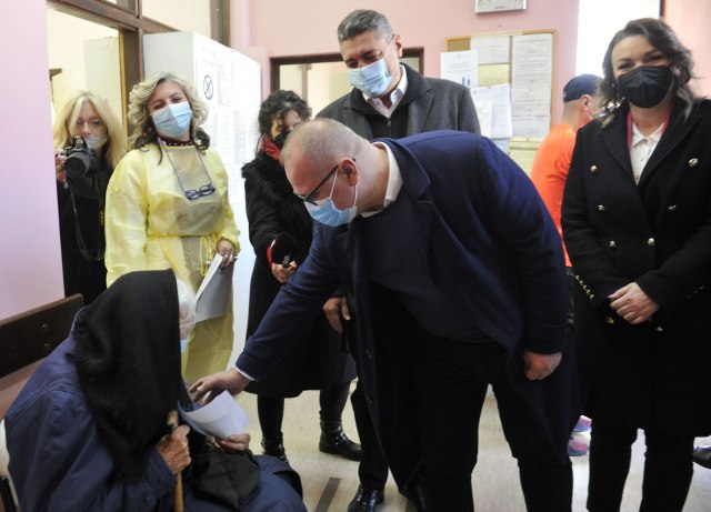 Baka koja je došla da se vakciniše ima poruku za predsednika Srbije FOTO