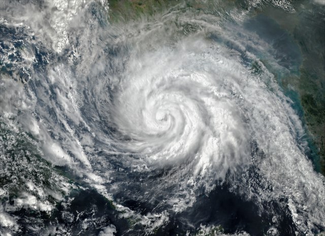 U Indoneziju stiže novi ciklon, mogući talasi visine 6 metara