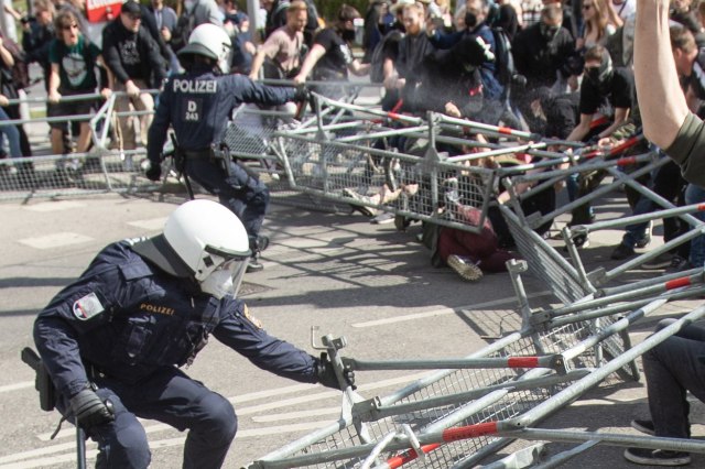 "Majka svih demonstracija": Sukobi demonstranata i policije u Beèu, uhapšeno 10 osoba FOTO