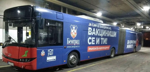 U Beogradu autobusi sa porukama za promociju vakcinacije FOTO