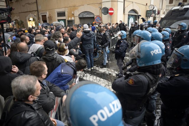 Haos u Italiji: Uzvikivali "Svi smo radnici" i gaðali policiju kamenicama VIDEO/FOTO
