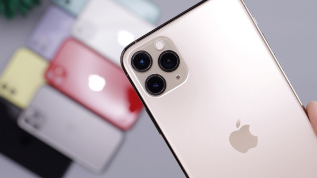 iPhone sa pogrešno utisnutim Apple logom prodat za 2.700 dolara