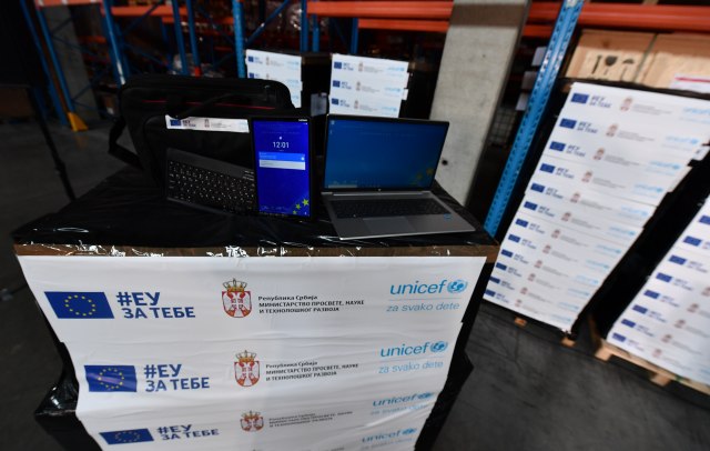 Podeljeni laptopovi i tableti za najugroženiju decu u Srbiji u okviru projekta Evropske unije