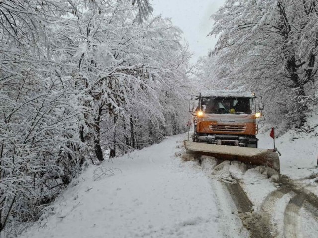 Snežna meæava napravila haos u Hrvatskoj; zatvoren saobraæaj, izdato i upozorenje