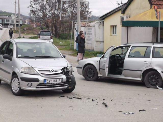 Udes u Čačku: Tri vozila oštećena, jedna osoba prevezena u bolnicu FOTO