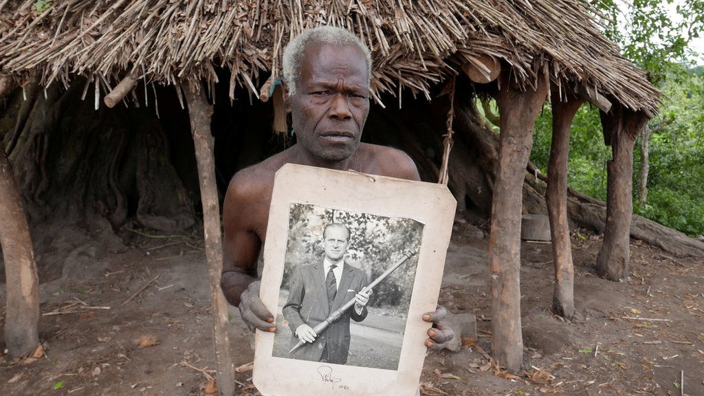 Princ Filip: Plemena Vanuatua tuguju za prinèevom božanskom figurom