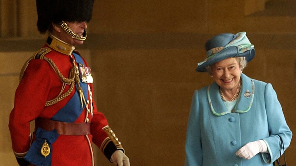 Princ Filip: Kad je britanska kraljica fotografisana kako se kikoæe suprugu