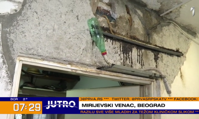 Problem sa krovom u Mirijevu, stanar tvrdi da je životno ugrožen VIDEO