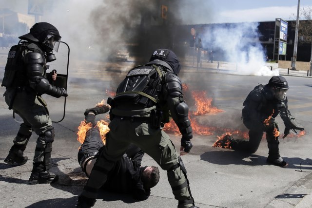 Solun u plamenu - studenti zasuli policiju Molotovljevim koktelima VIDEO/FOTO