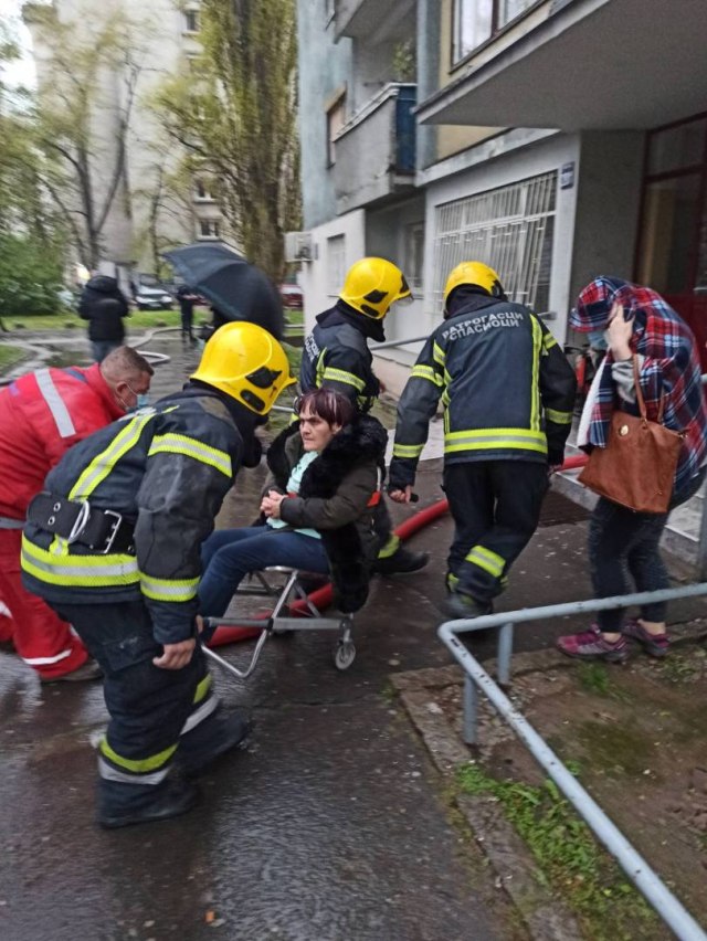 Požar na Novom Beogradu: Vatrogasci uz majku i bebu FOTO/VIDEO