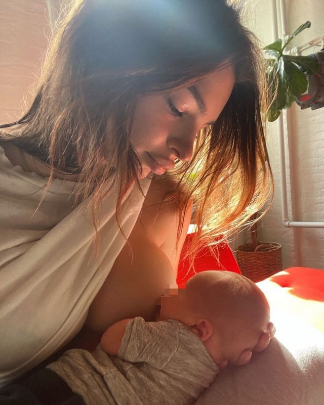 Emili Ratajkovski objavila fotografiju kako doji sina