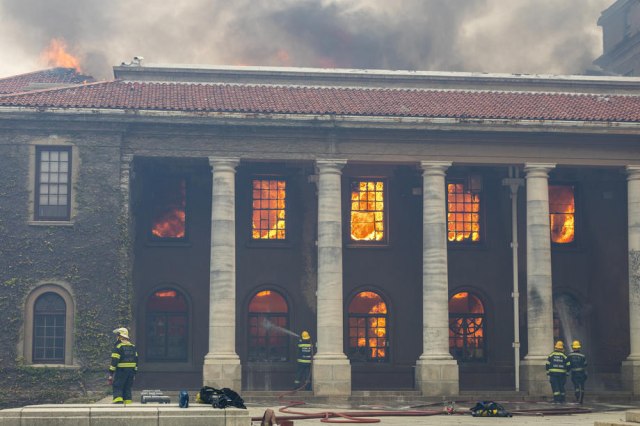 Požar uništio zgradu Univerziteta u Kejptaunu, stotine studenata evakuisano; "Bilo je zaista grozno" FOTO