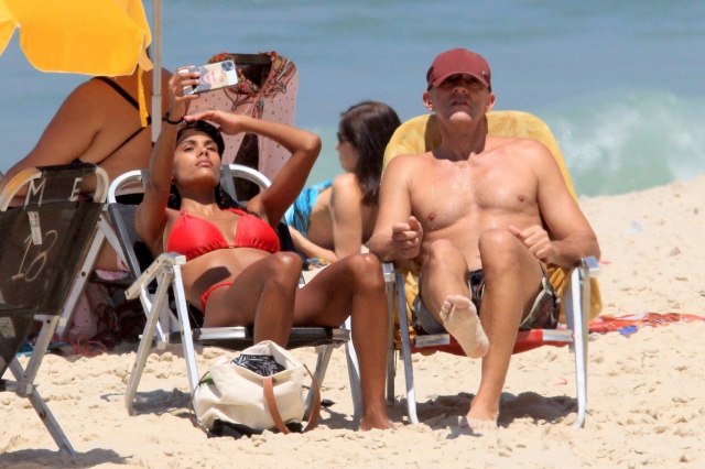Ljubav ne zna za godine: Vensan Kasel sa 30 godina mlađom Tinom na plaži u Brazilu