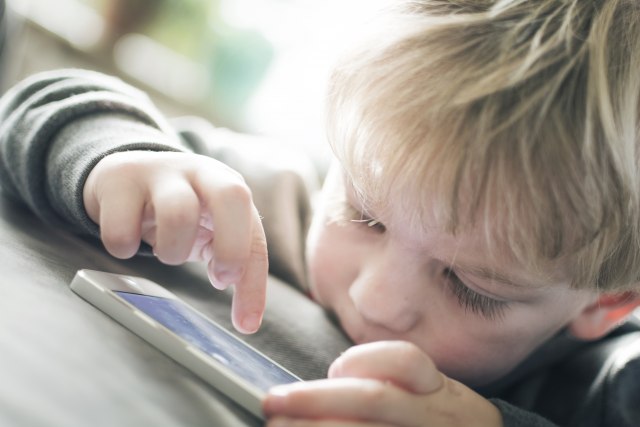 Zavisnost dece od telefona opasna; "Roditelji glavni faktor" VIDEO