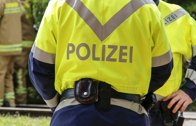 Varala na vozačkom u Austriji, došla policija, muž ugrizao vlasnika auto-škole
