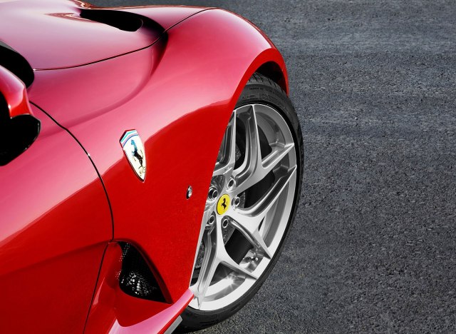 Zaboravio da povuèe ruènu – Ferrari od 340.000 evra završio u jezeru FOTO