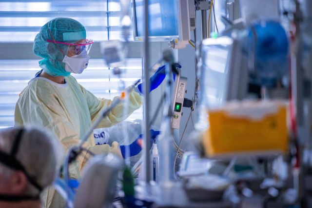 Kovid bolnice pune, sve više mladih pacijenata; Rekordan broj novozaraženih